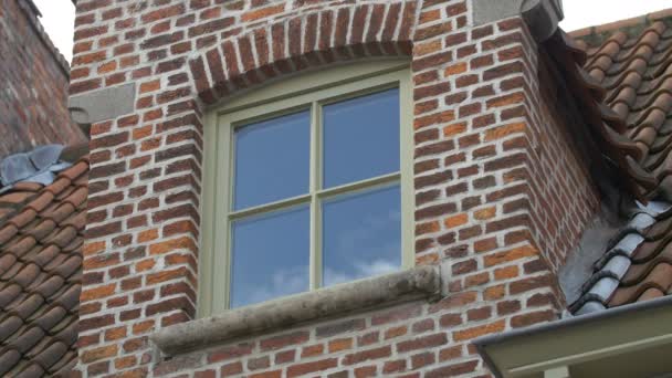 Ein Fenster Zum Backsteinbau — Stockvideo