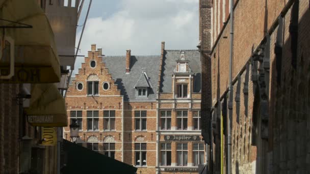 Bakstenen Gebouwen Het Marktplein Brugge — Stockvideo