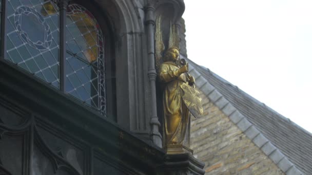 Estatua Ángel Oro Basílica Santa Sangre — Vídeo de stock