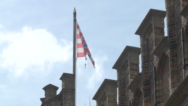 Bandera Ondeando Junto Edificio — Vídeos de Stock
