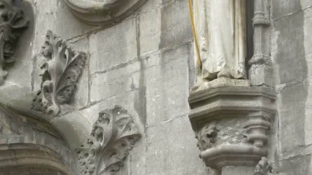 Statuen Und Reliefs Auf Einer Kirche — Stockvideo