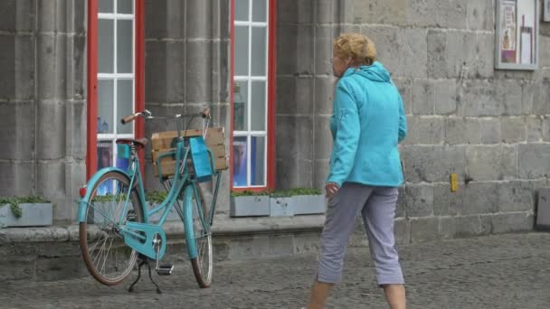 通りの青い自転車 — ストック動画