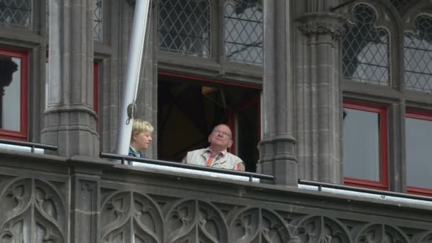 Zwei Personen Trinken Auf Einem Balkon — Stockvideo