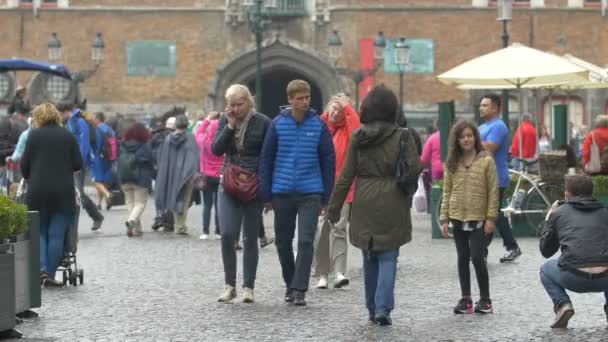 Turistas Caminhando Uma Praça Cidade — Vídeo de Stock