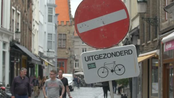 制限標識の近くに停められた自転車の傾斜 — ストック動画