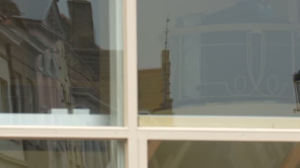 Pencereye Yansıyan Binalar — Stok video
