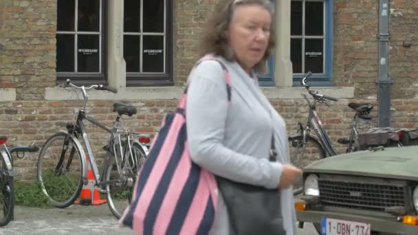 Fietsen Geparkeerd Bij Een Gebouw — Stockvideo