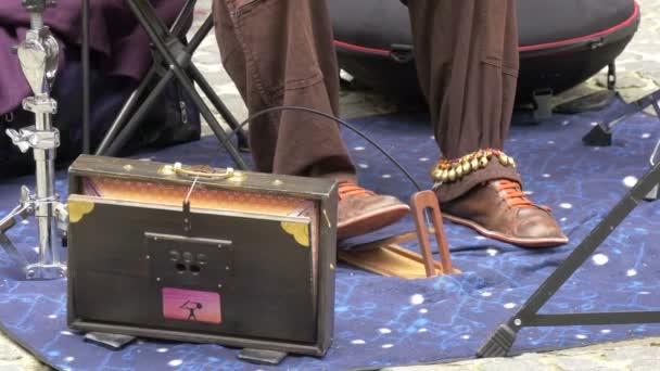 脚踝铃铛演奏踏板乐器的腿 — 图库视频影像