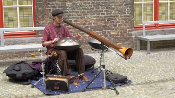 Straatartiest Speelt Hangende Trommel — Stockvideo