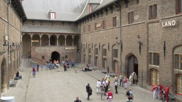 Touristen Innenhof Des Belfort Brügge — Stockvideo