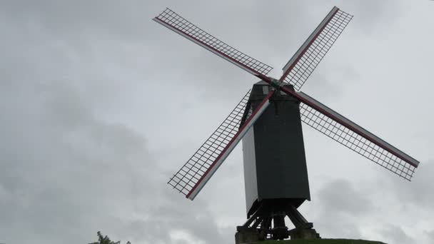 Ángulo Bajo Del Molino Viento Sint Janshuismolen — Vídeos de Stock