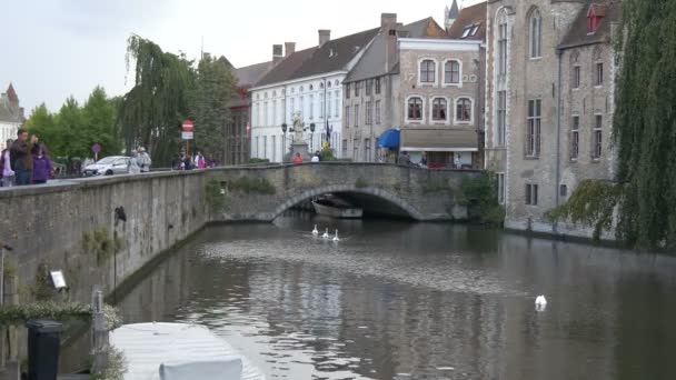 Toeristen Langs Het Dijverkanaal — Stockvideo