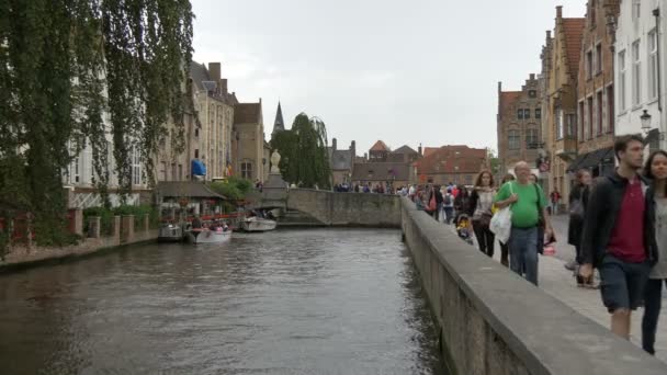 Turistas Caminhando Longo Canal Dijver Bruges — Vídeo de Stock