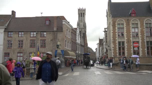 Calle Con Turistas Brujas — Vídeo de stock