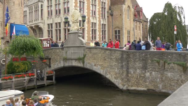 Toeristen Aan Overkant Van Het Kanaal Van Dijvar Brugge — Stockvideo