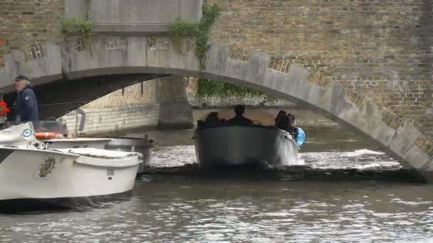 Лодки Туристами Проходящими Мостом — стоковое видео