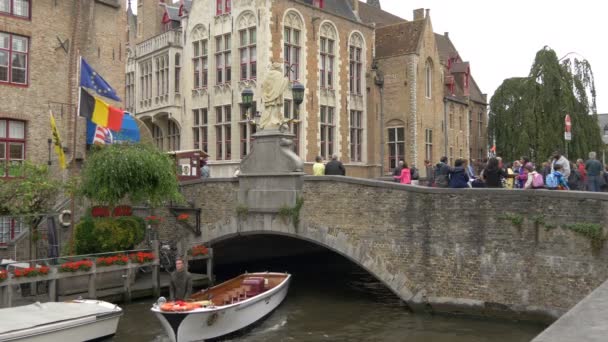 Egy Hajó Lebeg Egy Híd Alatt Bruges Ben — Stock videók
