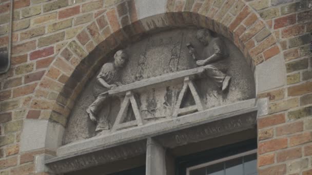 Скульптура Двох Теслярів Над Вікном — стокове відео