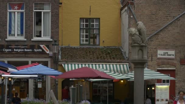 Opbouw Van Restaurants Koffiehuizen Brugge — Stockvideo