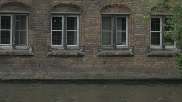 運河沿いのレンガ造りの建物 — ストック動画