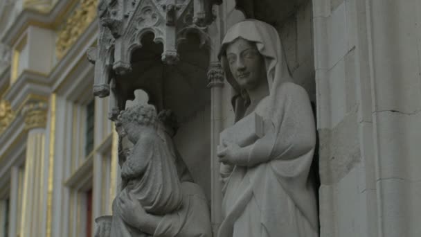 Rzeźby Kobiet Pałacu Biskupów Brugii — Wideo stockowe