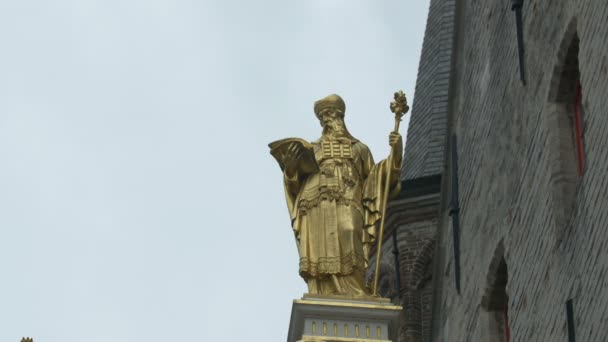 Ιερέας Χρυσό Άγαλμα Στο Oude Civiele Griffie — Αρχείο Βίντεο