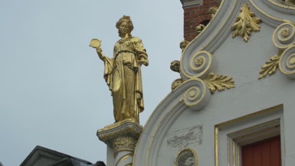 Oude Civiele大楼上一个女人的金像 — 图库视频影像