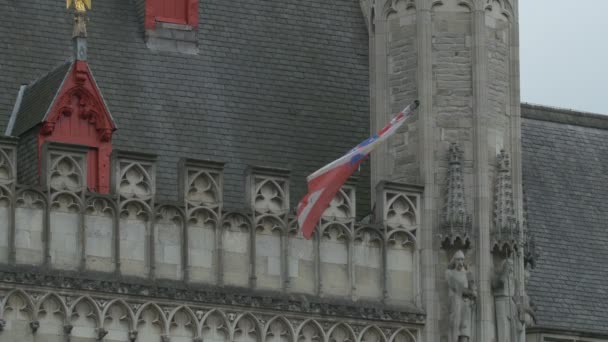 Bandera Brujas Ondeando Edificio — Vídeos de Stock