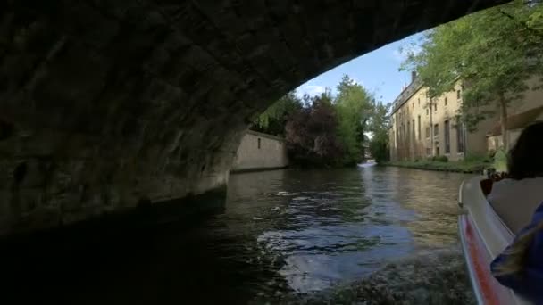 Barco Com Turistas Navegando Sob Uma Ponte — Vídeo de Stock