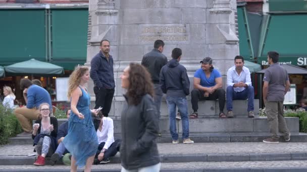 Ihmiset Seisovat Muistomerkin Lähellä — kuvapankkivideo