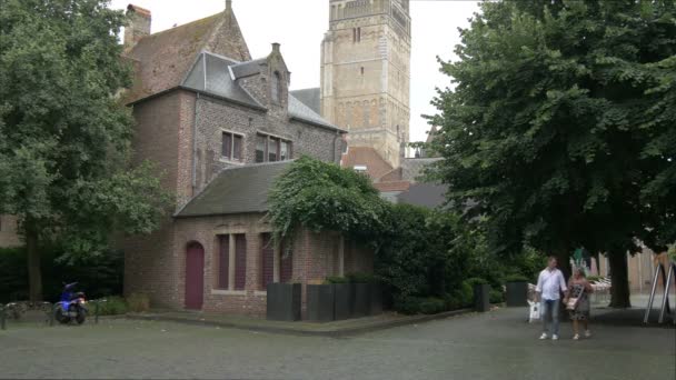 Paar Läuft Der Nähe Eines Mittelalterlichen Gebäudes — Stockvideo