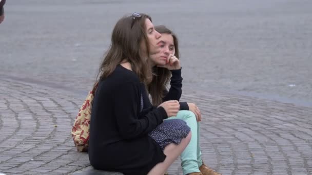 Kaksi Tyttöä Istuu Maassa — kuvapankkivideo
