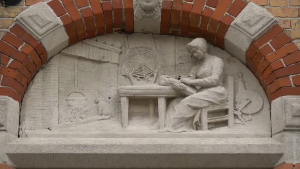 Escultura Una Mujer Tejiendo Cerca Chimenea — Vídeos de Stock