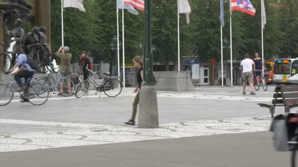 Montar Bicicleta Plaza Zand — Vídeo de stock