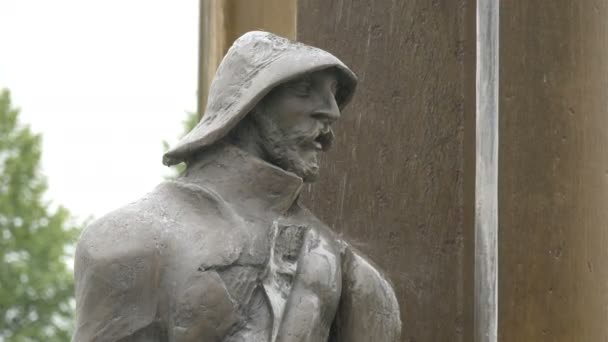 Статуя Людини Біля Фонтану Zand — стокове відео