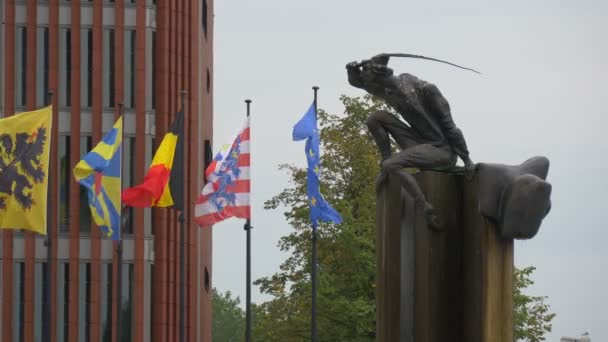 Escultura Ondeando Banderas Zand Cuadrado — Vídeos de Stock