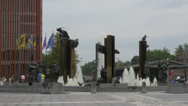 Gente Alla Fontana Piazza Zand — Video Stock