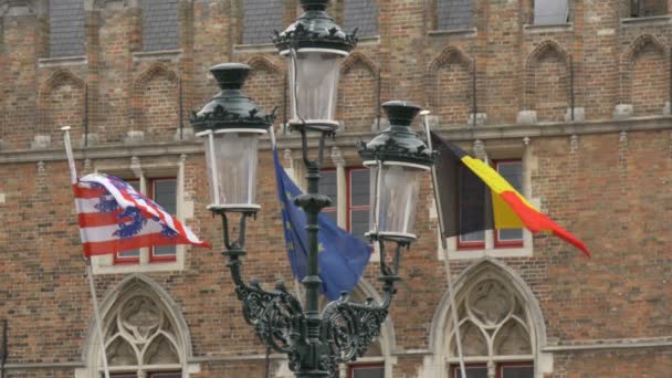 Trois Drapeaux Agitant Derrière Lampadaire — Video