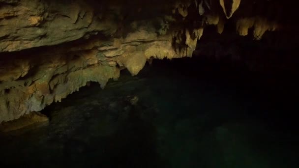 Cueva Agua Con Paredes Rocosas — Vídeo de stock