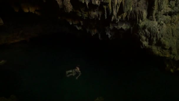 Donna Che Nuota Nella Grotta Acqua — Video Stock