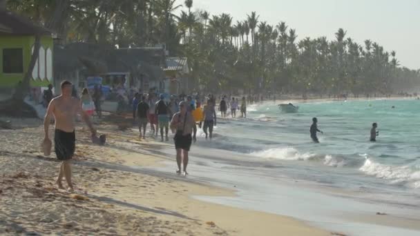 プンタカナのビーチで混雑した人々 — ストック動画
