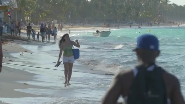 Waves Splashing Beachfront — Stockvideo