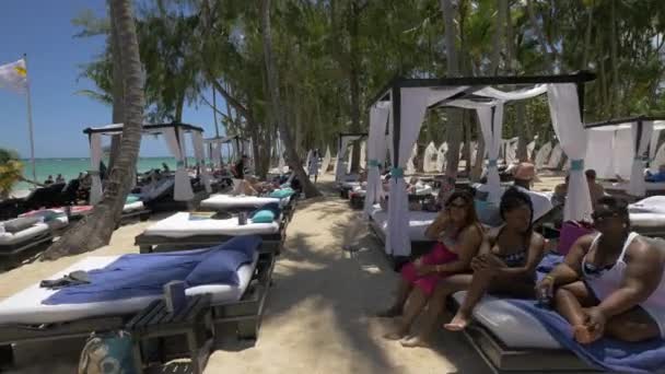 People Relaxing Canopy Beds Punta Cana — Stockvideo