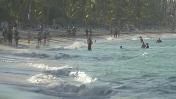 蓬塔卡纳海滨的波浪 — 图库视频影像