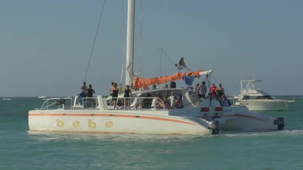 Turistas Bebe Catamarã Punta Cana — Vídeo de Stock