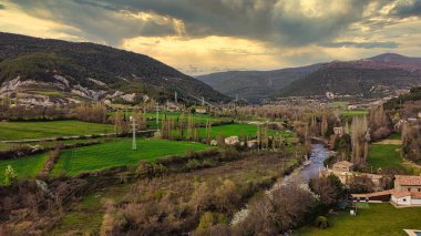 Vadide gün batımı. Aragonlu çevre ve Jaca 'ya farklı bir bakış açısı.