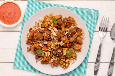 Düz kızarmış tavuk, sarımsaklı ve karabiberli, acı ve ekşi biberli, sarımsaklı, sade Tayland yemeği, alkollü içecekle, lapayla veya sade pilavla iyi gider.. 