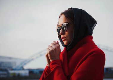 Kadın el içinde sonbahar ısınıyor