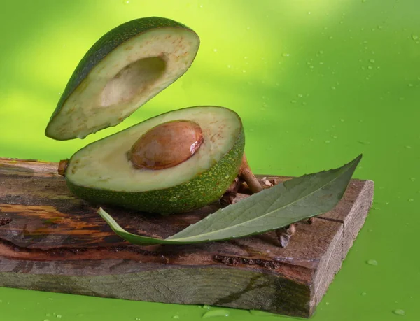 Aguacate Fresco Cortó Dos Partes Con Hueso Con Una Rebanada — Foto de Stock