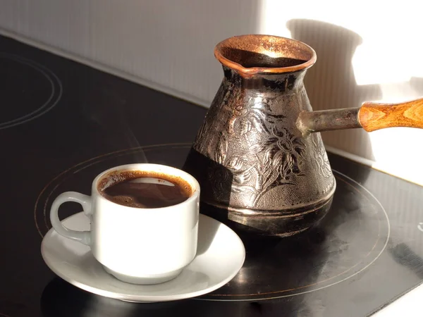 Sabah Kahvesi Yapmak Bir Fincan Dumanı Tüten Kahve Ocakta Bir — Stok fotoğraf
